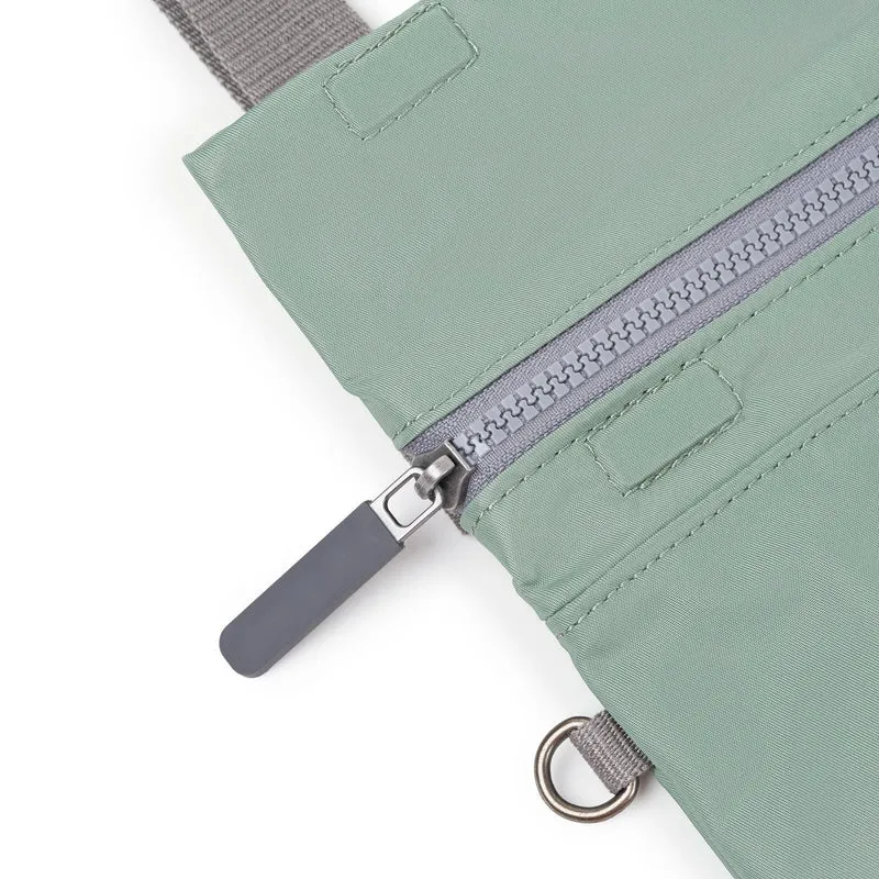 ROKA Stratford Kleine Tasche aus recyceltem Nylon | Frost