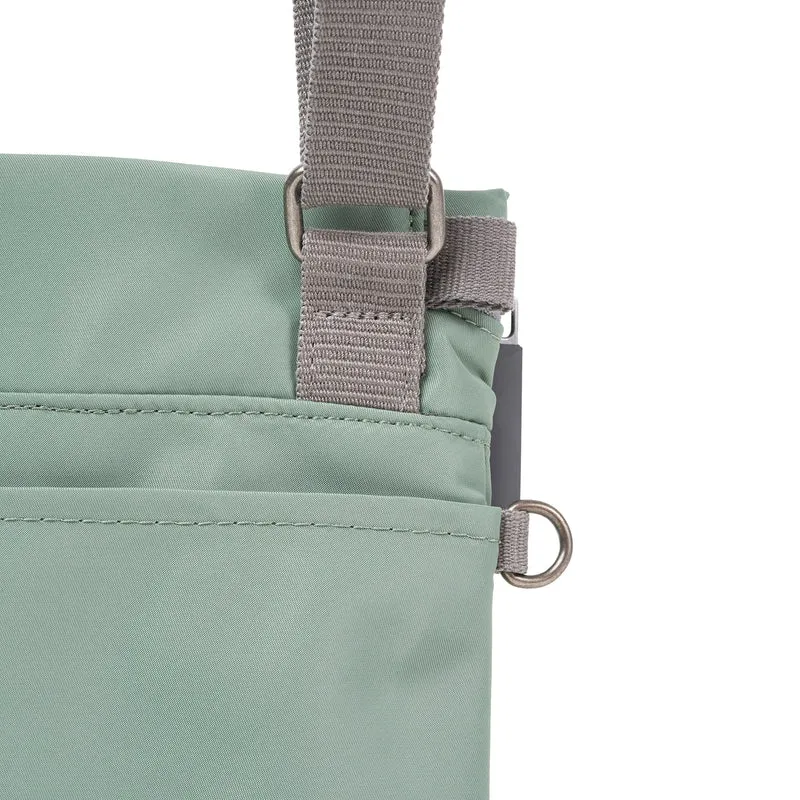 ROKA Stratford Kleine Tasche aus recyceltem Nylon | Frost