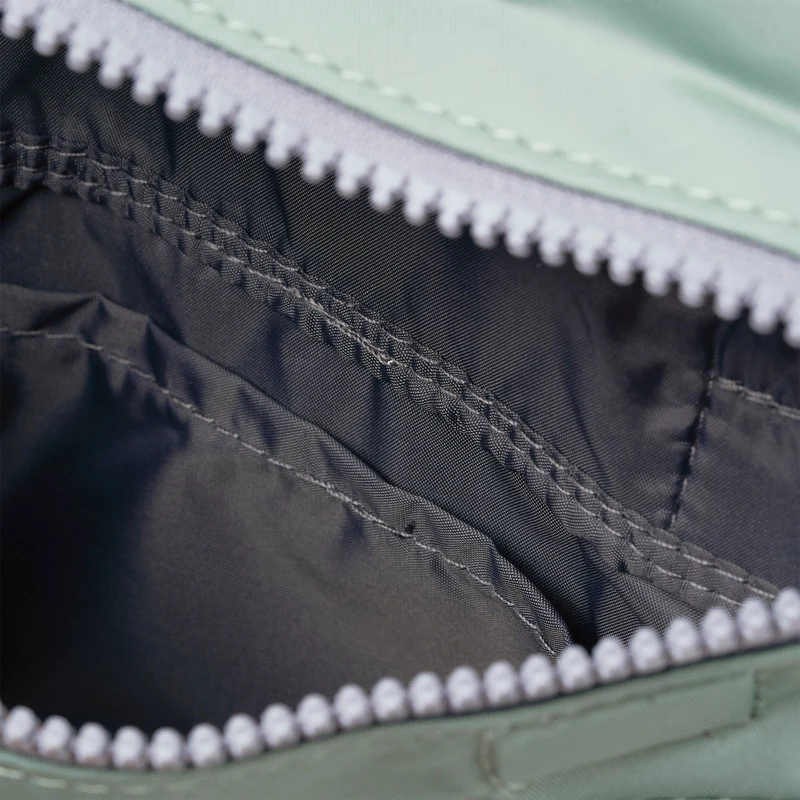 ROKA Stratford Kleine Tasche aus recyceltem Nylon | Frost