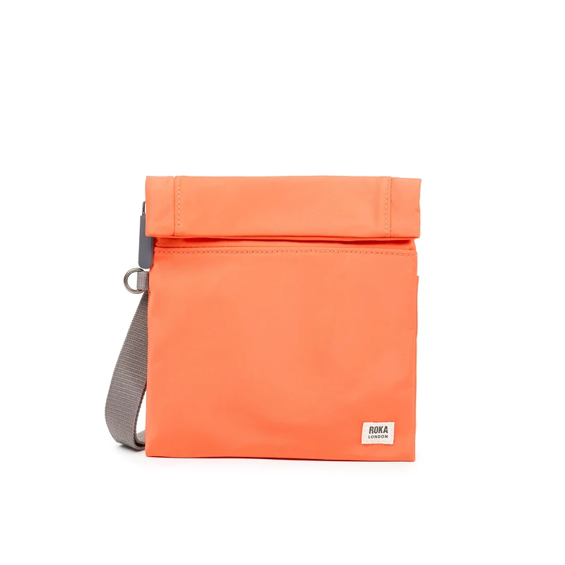 ROKA Stratford Kleine Tasche aus recyceltem Nylon | Feuerwerkskörper