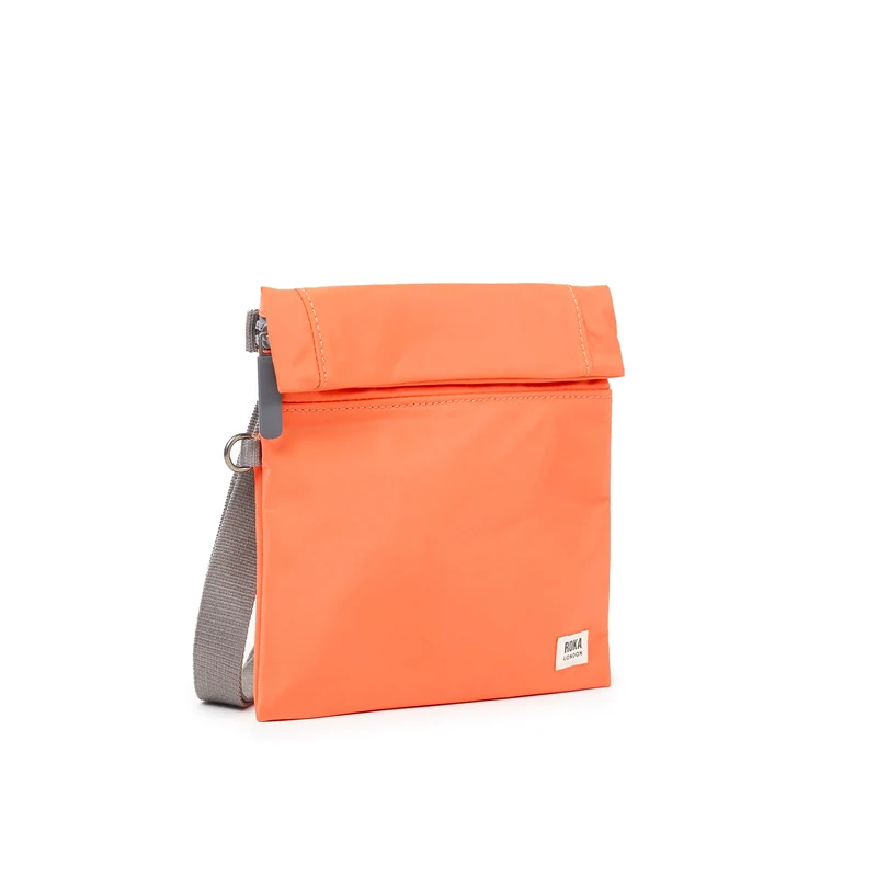 ROKA Stratford Kleine Tasche aus recyceltem Nylon | Feuerwerkskörper