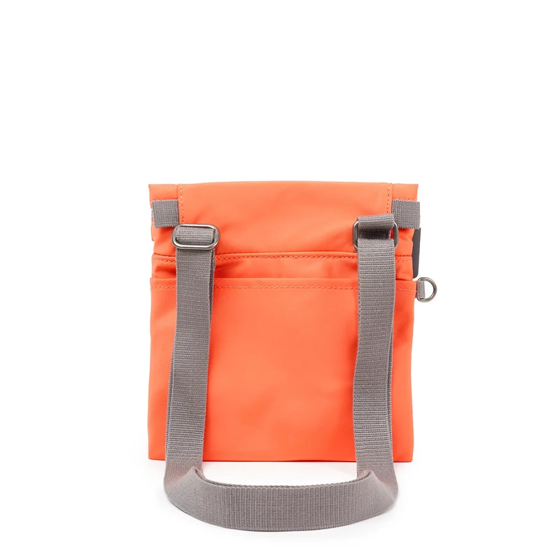 ROKA Stratford Kleine Tasche aus recyceltem Nylon | Feuerwerkskörper