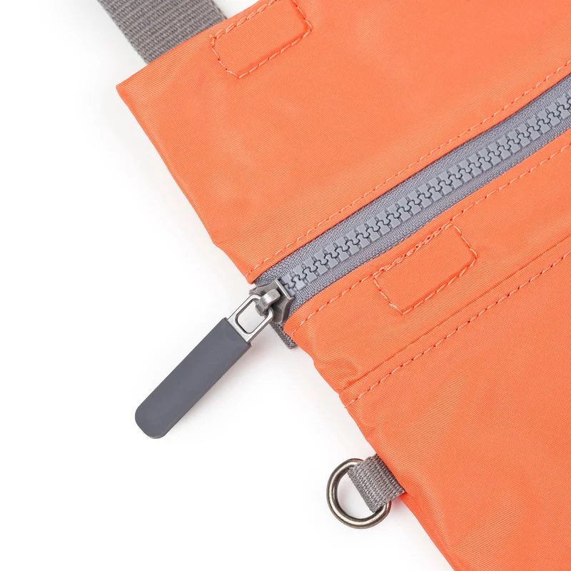 ROKA Stratford Kleine Tasche aus recyceltem Nylon | Feuerwerkskörper