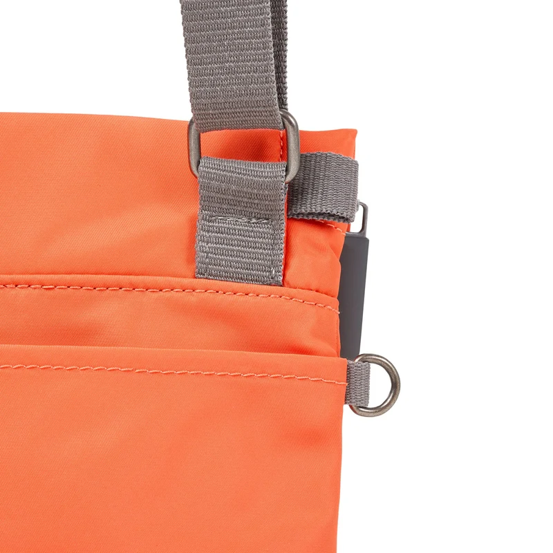 ROKA Stratford Kleine Tasche aus recyceltem Nylon | Feuerwerkskörper