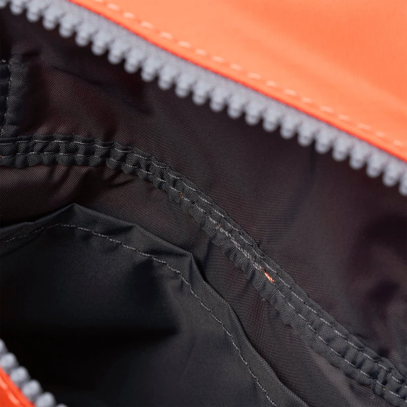 ROKA Stratford Kleine Tasche aus recyceltem Nylon | Feuerwerkskörper