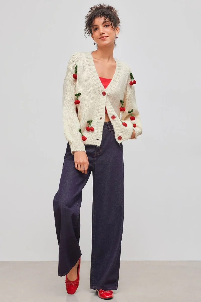 Lockerer Strickcardigan mit V-Ausschnitt und Kirschapplikationen – Frieda
