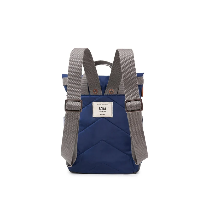 ROKA Canfield B Crisp Blue Kleine Tasche aus recyceltem Nylon