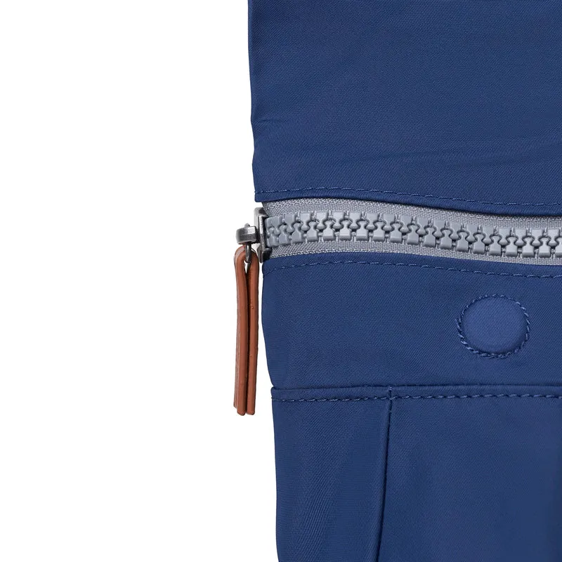 ROKA Canfield B Crisp Blue Kleine Tasche aus recyceltem Nylon
