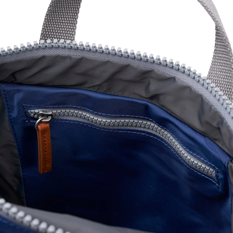 ROKA Canfield B Crisp Blue Kleine Tasche aus recyceltem Nylon