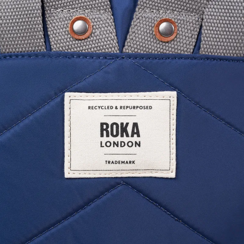 ROKA Canfield B Crisp Blue Kleine Tasche aus recyceltem Nylon