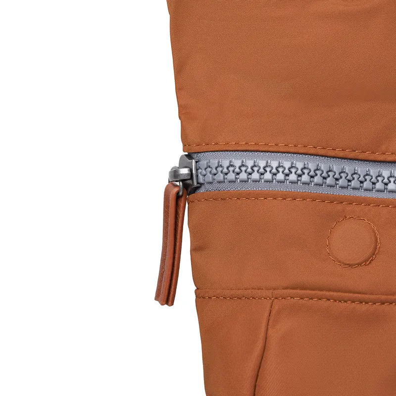 ROKA Canfield B Bran Kleine Tasche aus recyceltem Nylon
