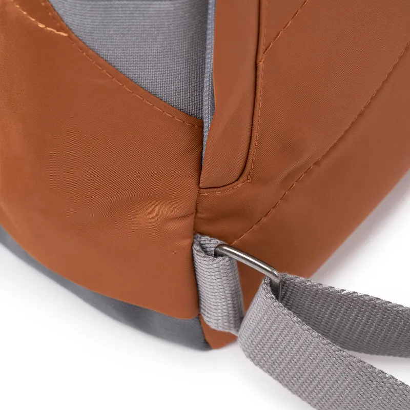 ROKA Canfield B Bran Kleine Tasche aus recyceltem Nylon