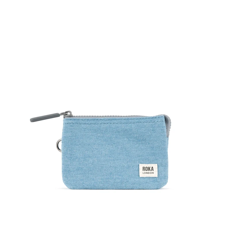 ROKA Carnaby Kleine Handtasche aus recyceltem hellem Denim-Canvas
