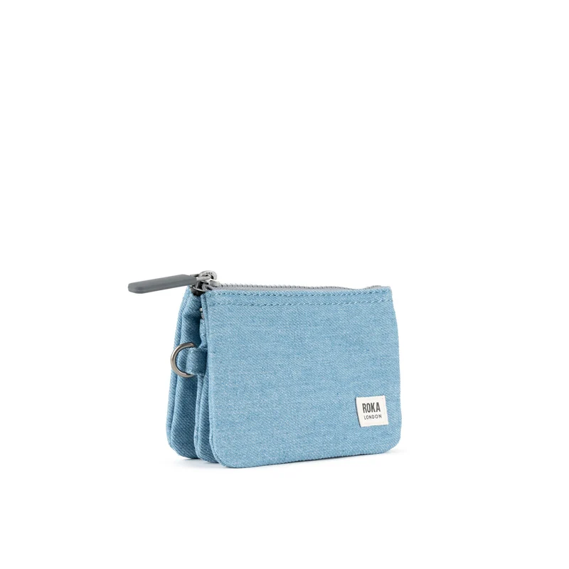 ROKA Carnaby Kleine Handtasche aus recyceltem hellem Denim-Canvas