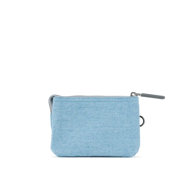 ROKA Carnaby Kleine Handtasche aus recyceltem hellem Denim-Canvas