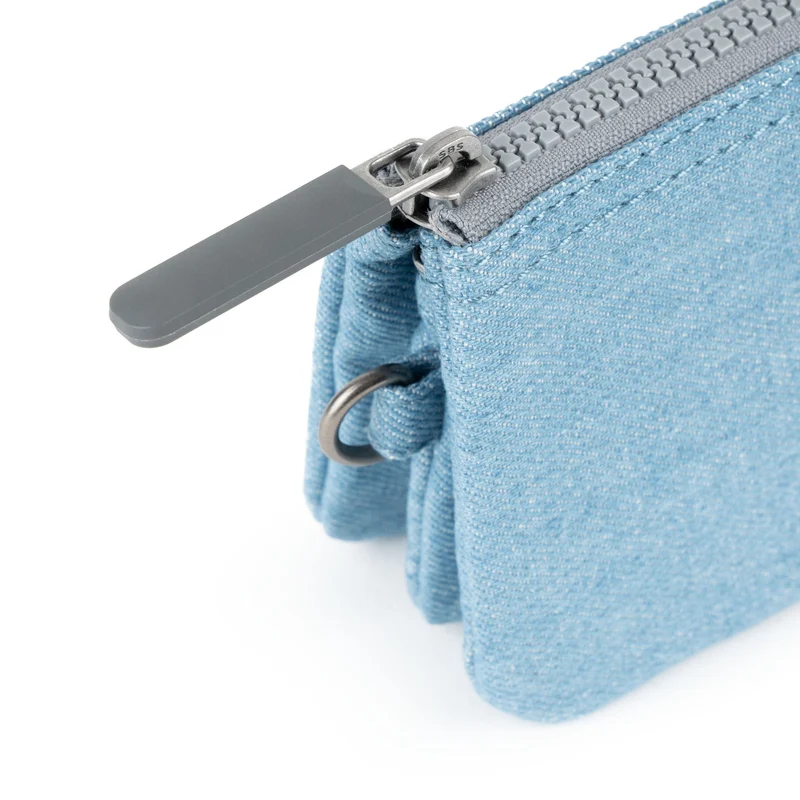 ROKA Carnaby Kleine Handtasche aus recyceltem hellem Denim-Canvas