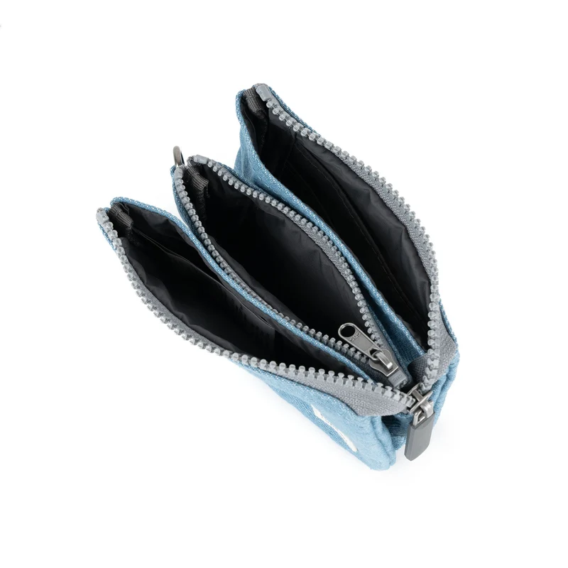 ROKA Carnaby Kleine Handtasche aus recyceltem hellem Denim-Canvas
