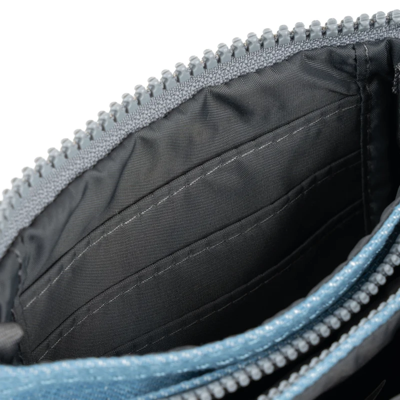 ROKA Carnaby Kleine Handtasche aus recyceltem hellem Denim-Canvas