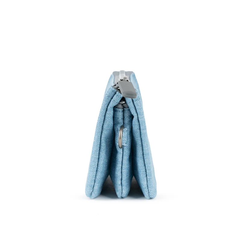 ROKA Carnaby Kleine Handtasche aus recyceltem hellem Denim-Canvas