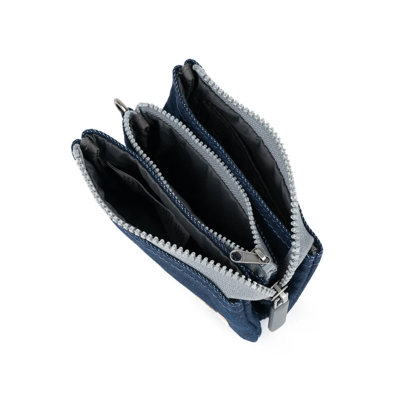 ROKA Carnaby Kleine Handtasche aus recyceltem Canvas in dunklem Denim