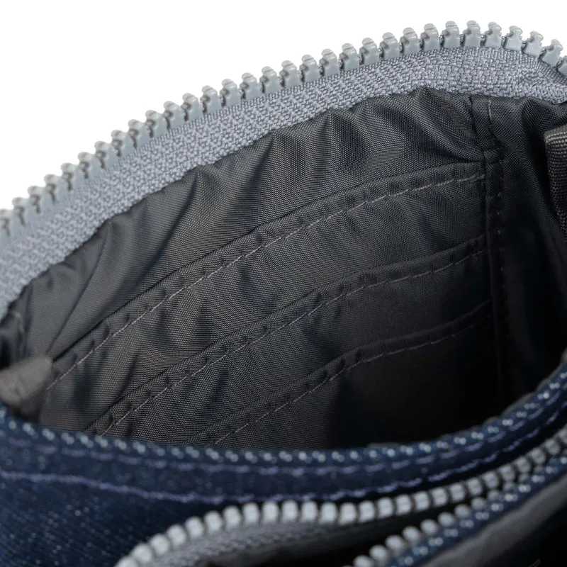 ROKA Carnaby Kleine Handtasche aus recyceltem Canvas in dunklem Denim