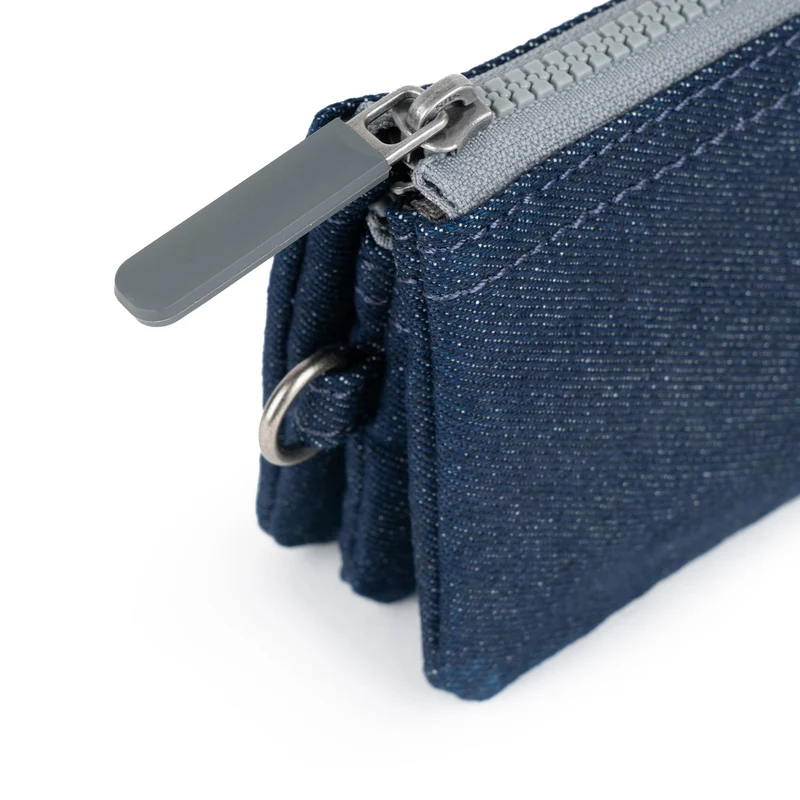 ROKA Carnaby Kleine Handtasche aus recyceltem Canvas in dunklem Denim