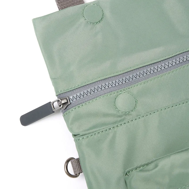 ROKA Stratford L Tasche aus recyceltem Nylon | Frost