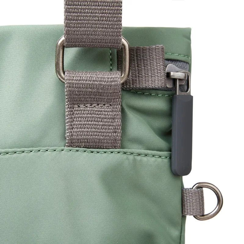 ROKA Stratford L Tasche aus recyceltem Nylon | Frost