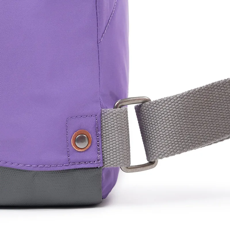 ROKA Bantry B Fresh Lila Kleine Tasche aus recyceltem Nylon