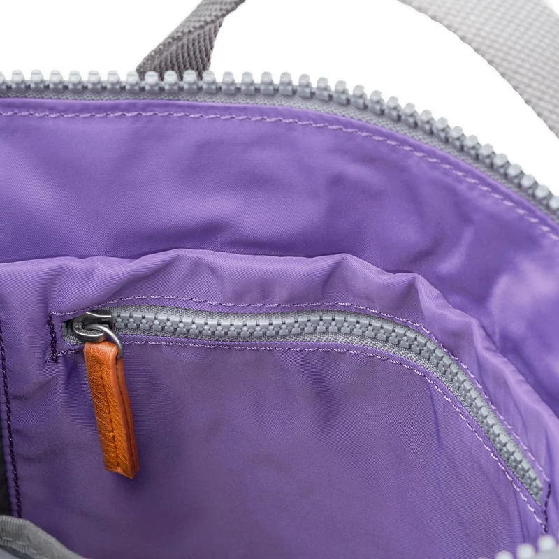 ROKA Bantry B Fresh Lila Kleine Tasche aus recyceltem Nylon