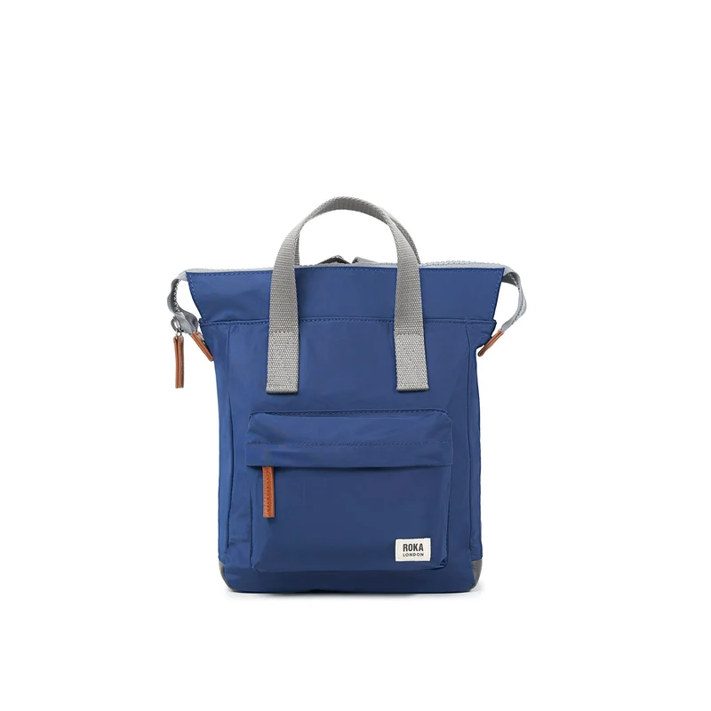 ROKA Bantry B Crisp Blue Kleine Tasche aus recyceltem Nylon