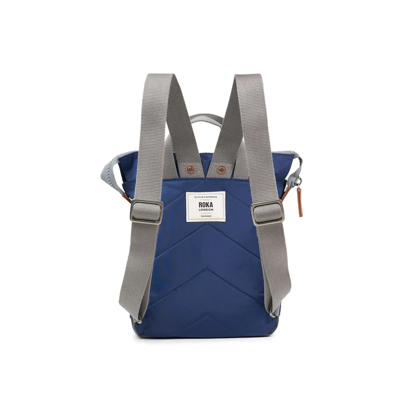 ROKA Bantry B Crisp Blue Kleine Tasche aus recyceltem Nylon