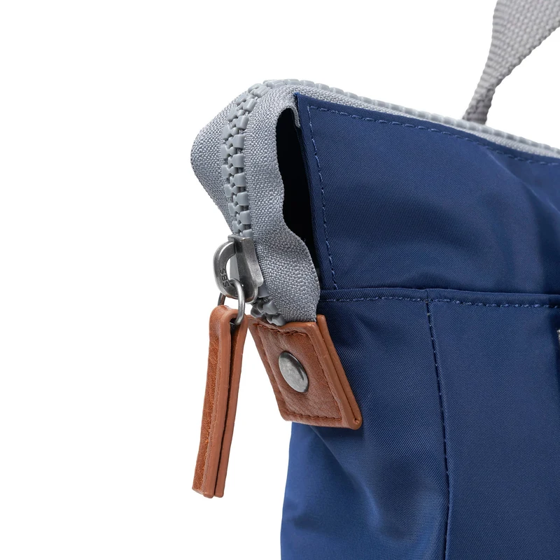 ROKA Bantry B Crisp Blue Kleine Tasche aus recyceltem Nylon
