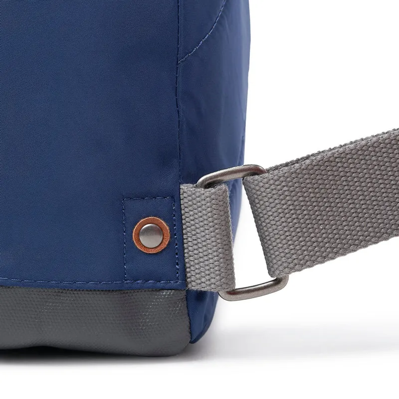 ROKA Bantry B Crisp Blue Kleine Tasche aus recyceltem Nylon
