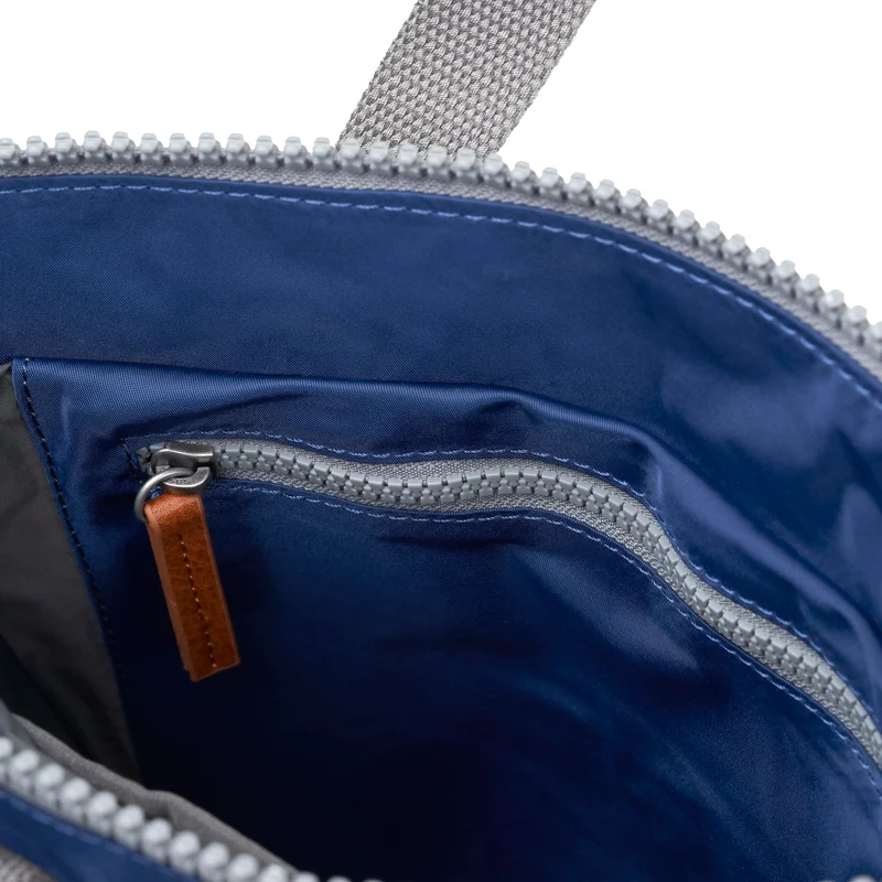 ROKA Bantry B Crisp Blue Kleine Tasche aus recyceltem Nylon