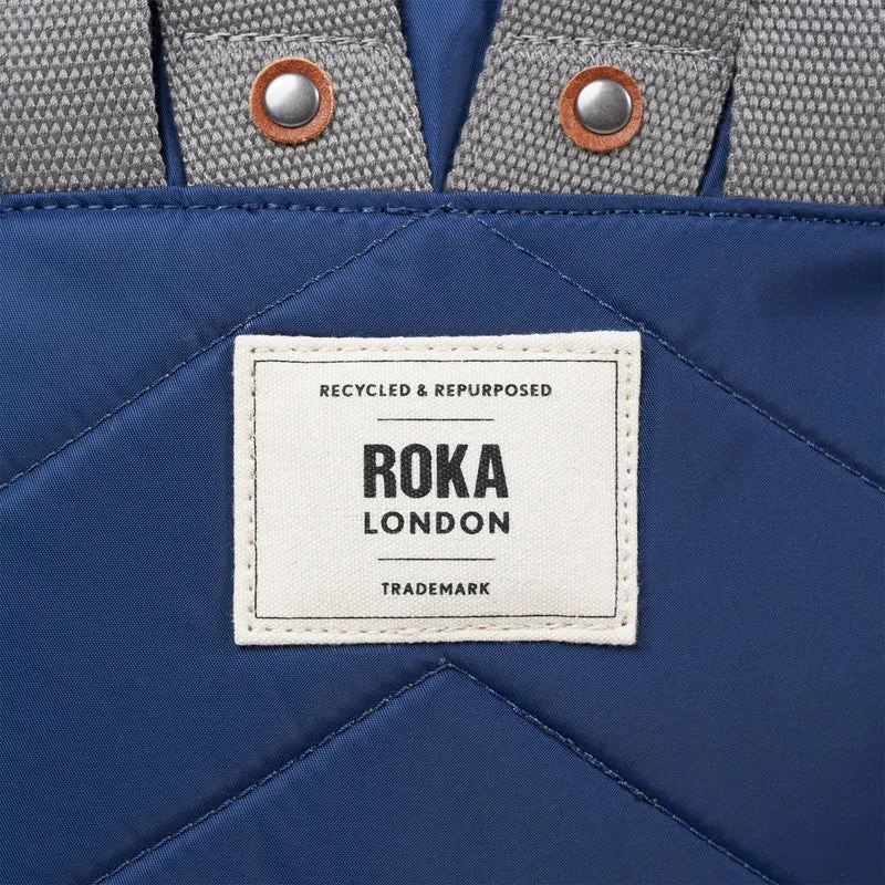 ROKA Bantry B Crisp Blue Kleine Tasche aus recyceltem Nylon