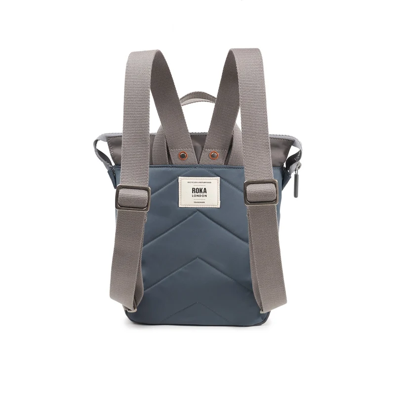 ROKA Bantry B Graue, tonale kleine Tasche aus recyceltem Nylon