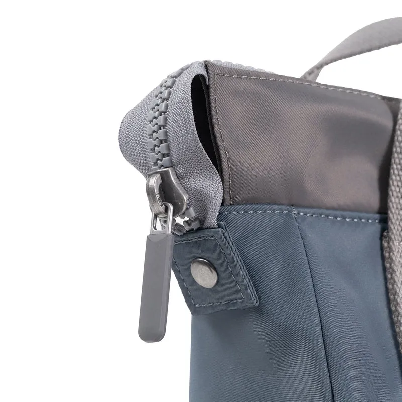 ROKA Bantry B Graue, tonale kleine Tasche aus recyceltem Nylon