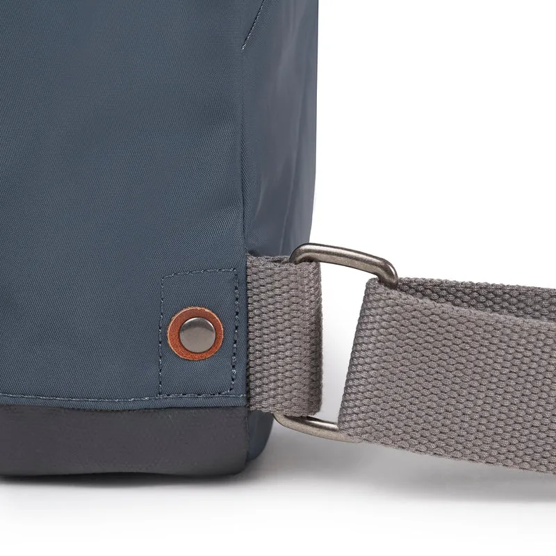ROKA Bantry B Graue, tonale kleine Tasche aus recyceltem Nylon