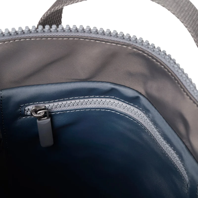 ROKA Bantry B Graue, tonale kleine Tasche aus recyceltem Nylon