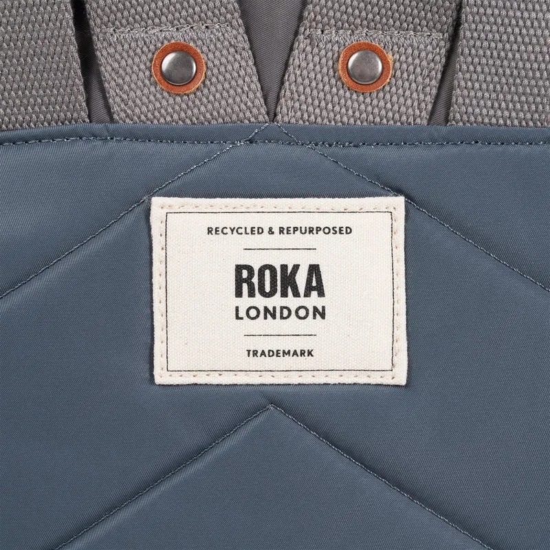 ROKA Bantry B Graue, tonale kleine Tasche aus recyceltem Nylon