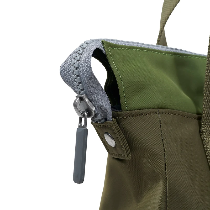 ROKA Bantry B Militärfarbene kleine Tasche aus recyceltem Nylon