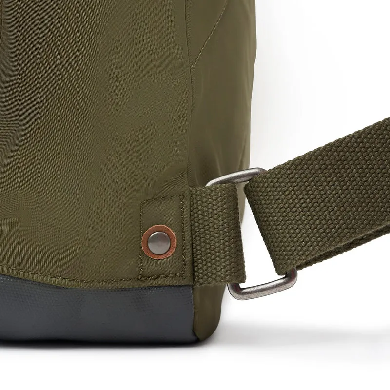 ROKA Bantry B Militärfarbene kleine Tasche aus recyceltem Nylon