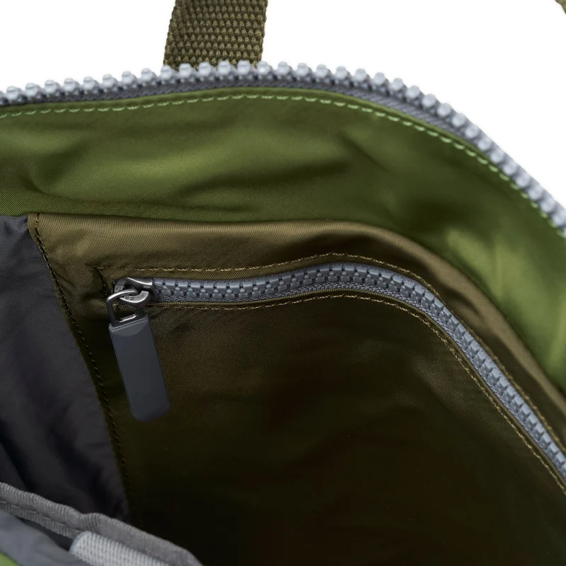 ROKA Bantry B Militärfarbene kleine Tasche aus recyceltem Nylon