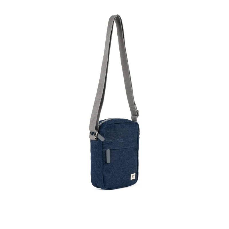 ROKA Bond Tasche aus recyceltem Canvas mit dunklem Denim-Bezug