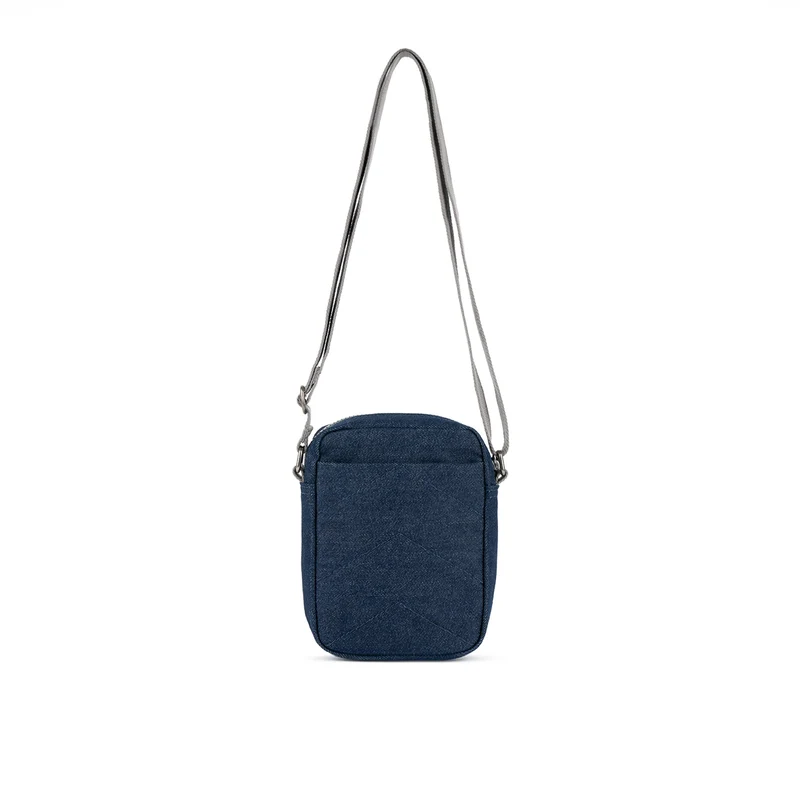 ROKA Bond Tasche aus recyceltem Canvas mit dunklem Denim-Bezug