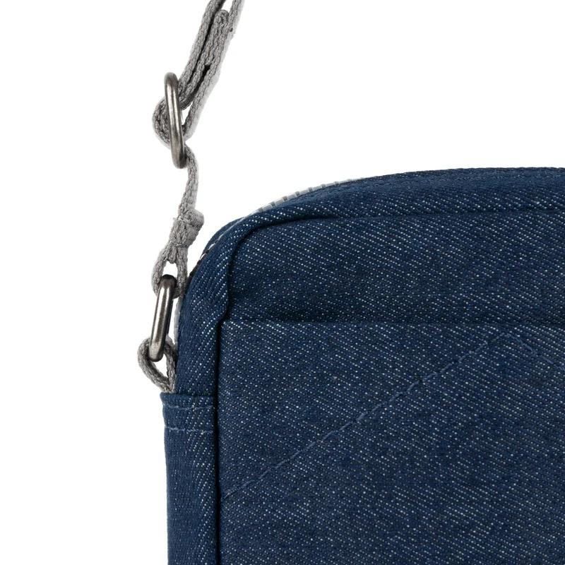 ROKA Bond Tasche aus recyceltem Canvas mit dunklem Denim-Bezug