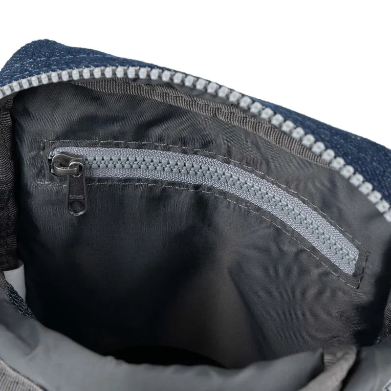 ROKA Bond Tasche aus recyceltem Canvas mit dunklem Denim-Bezug