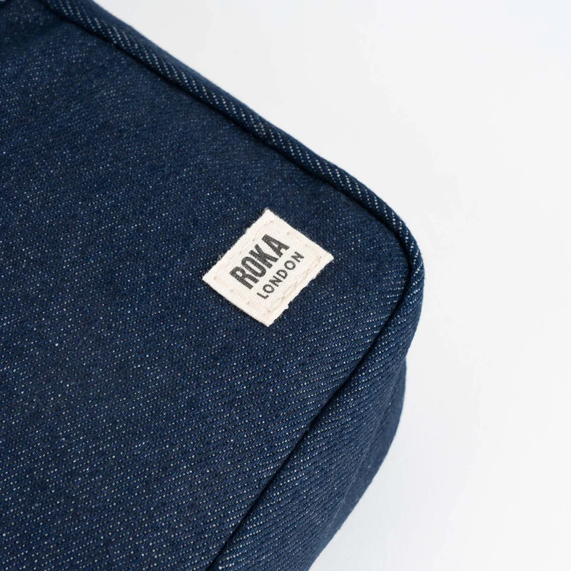 ROKA Bond Tasche aus recyceltem Canvas mit dunklem Denim-Bezug