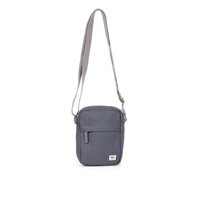 ROKA Bond Ausgeblichene schwarze Tasche aus recyceltem Canvas
